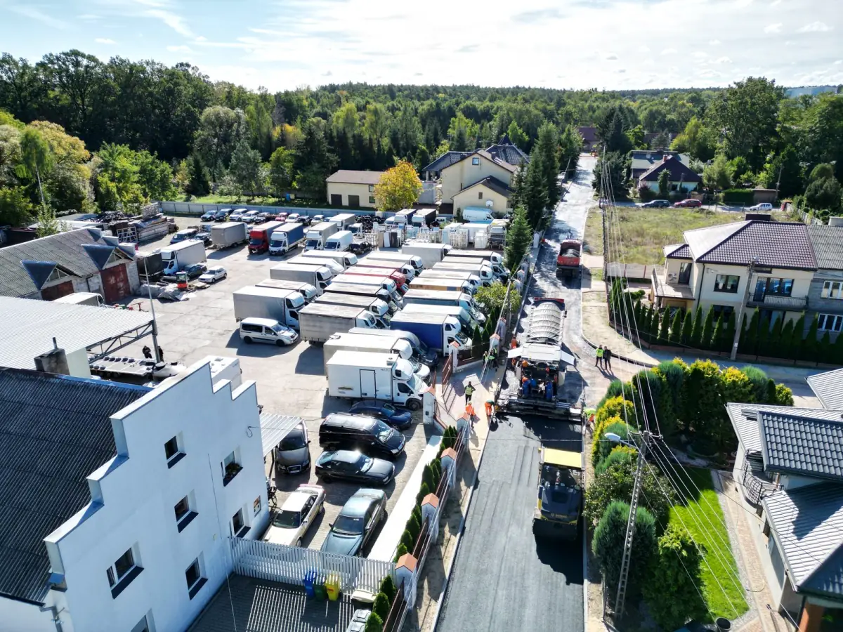 Baza Baritranss w Łodzi z lotu ptaka: plac z kilkudziesięcioma busami i samochodami ciężarowymi