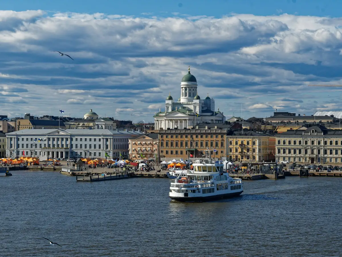 Port w Helsinkach, w tle katedra.