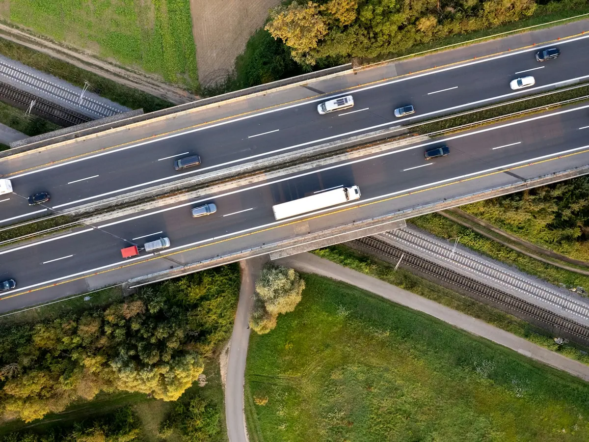 Autostrada i linia kolejowa z lotu ptaka.