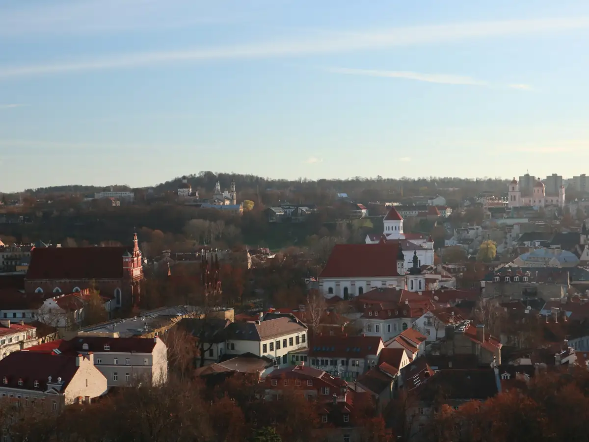 Wilno o zachodzie słońca, widok na stare miasto.